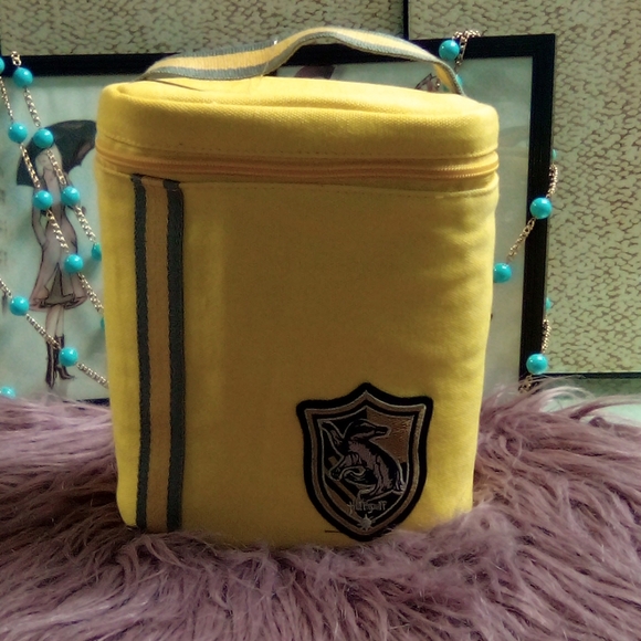 Hufflepuff Water Bottle & Lunchbox Set - Picture 6 of 6